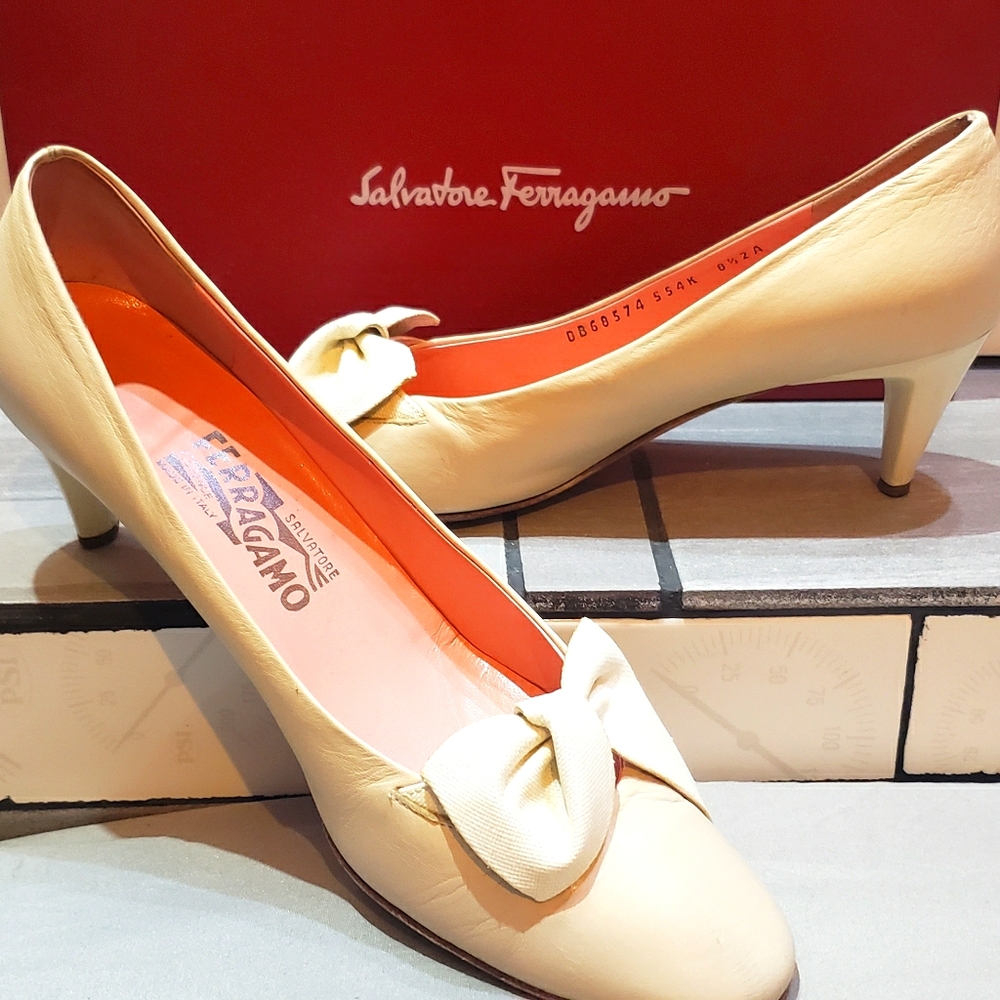 Salvatore Ferragamo Vintage Cream Heels
